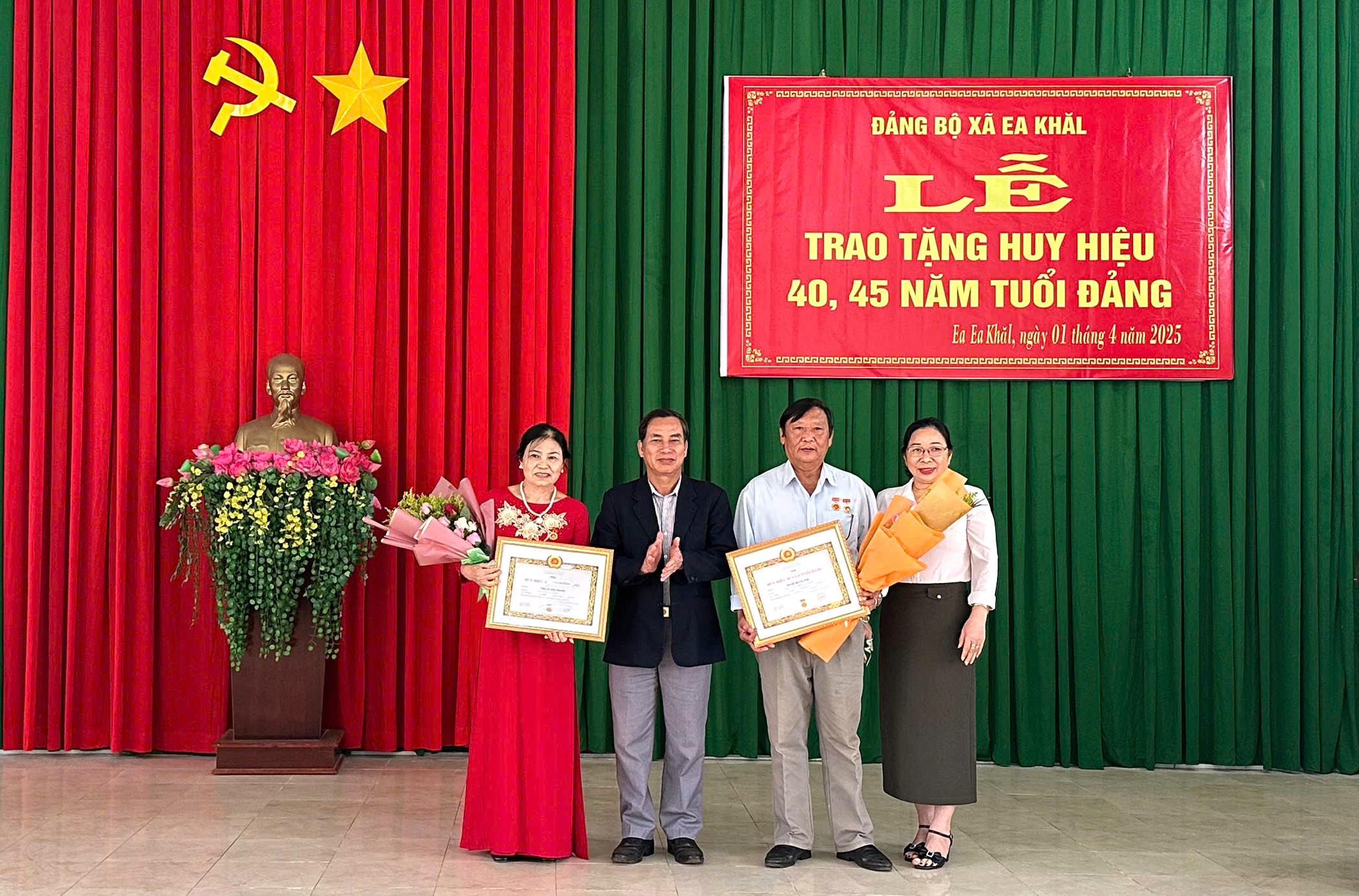 Đảng bộ xã Ea Khăl trao huy hiệu 40, 45 năm tuổi Đảng cho đảng viên